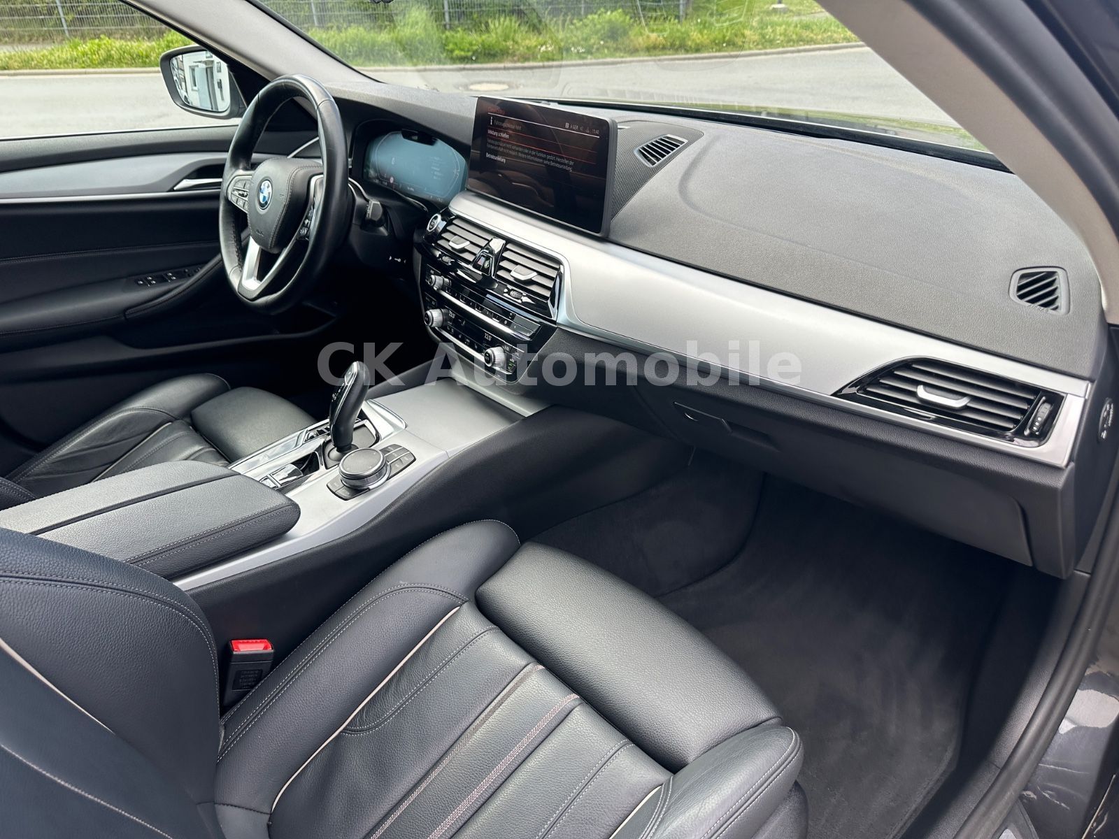 Fahrzeugabbildung BMW 520d Touring/Navi/Leder/Head-Up/Kamera/LED/ACC