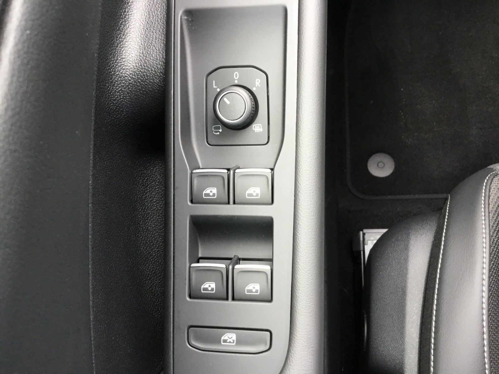 Fahrzeugabbildung Volkswagen T-Roc 1.5 eTSI DSG R-Line+AHK+LED+Navi+18"+Kessy