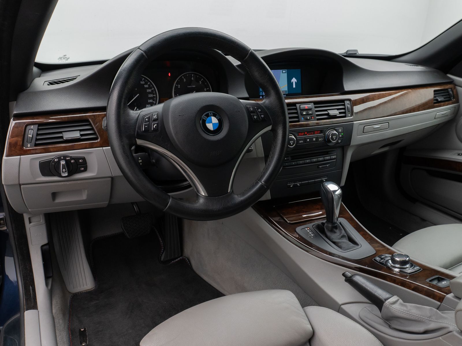 Fahrzeugabbildung BMW 320i Cabrio PDC Navi Sitzhzg Xenon 8fach Sport