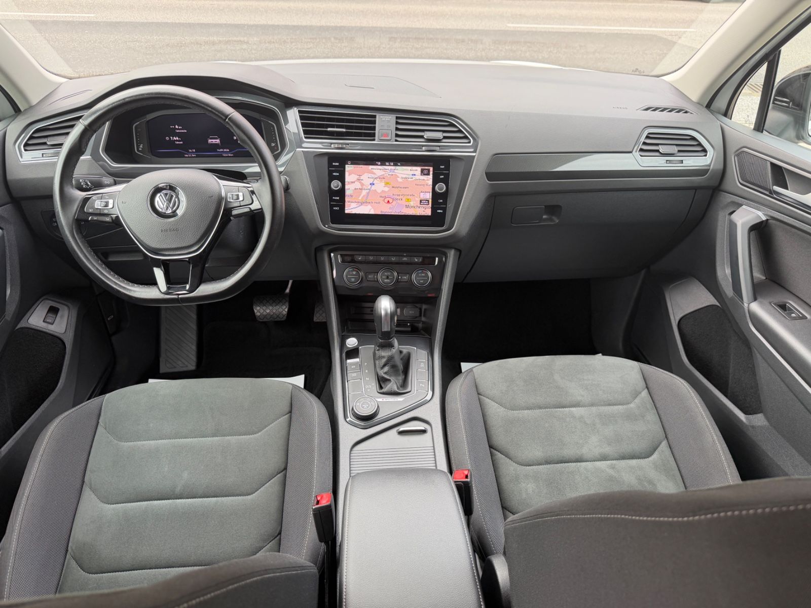 Fahrzeugabbildung Volkswagen Tiguan R-LINE 4Motion LED NAVI KAM. ACC SCHECKH.
