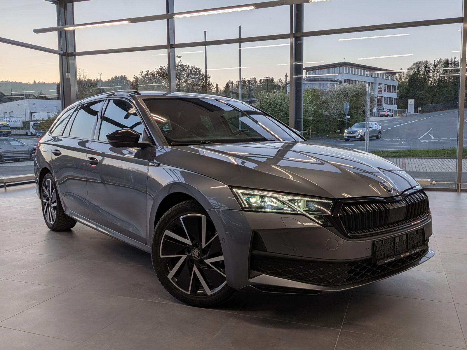 Fahrzeugabbildung SKODA Octavia 2.0 TDI DSG Sportline Matrix AHK 5J-Gara