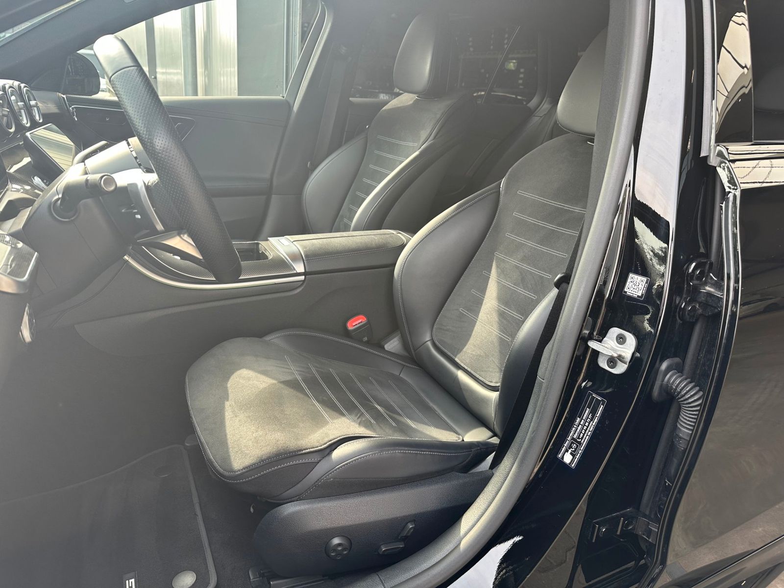 Fahrzeugabbildung Mercedes-Benz C 220 d T AMG-Line NAV+LED+AHK+KAM+SHZ+KEYLESS