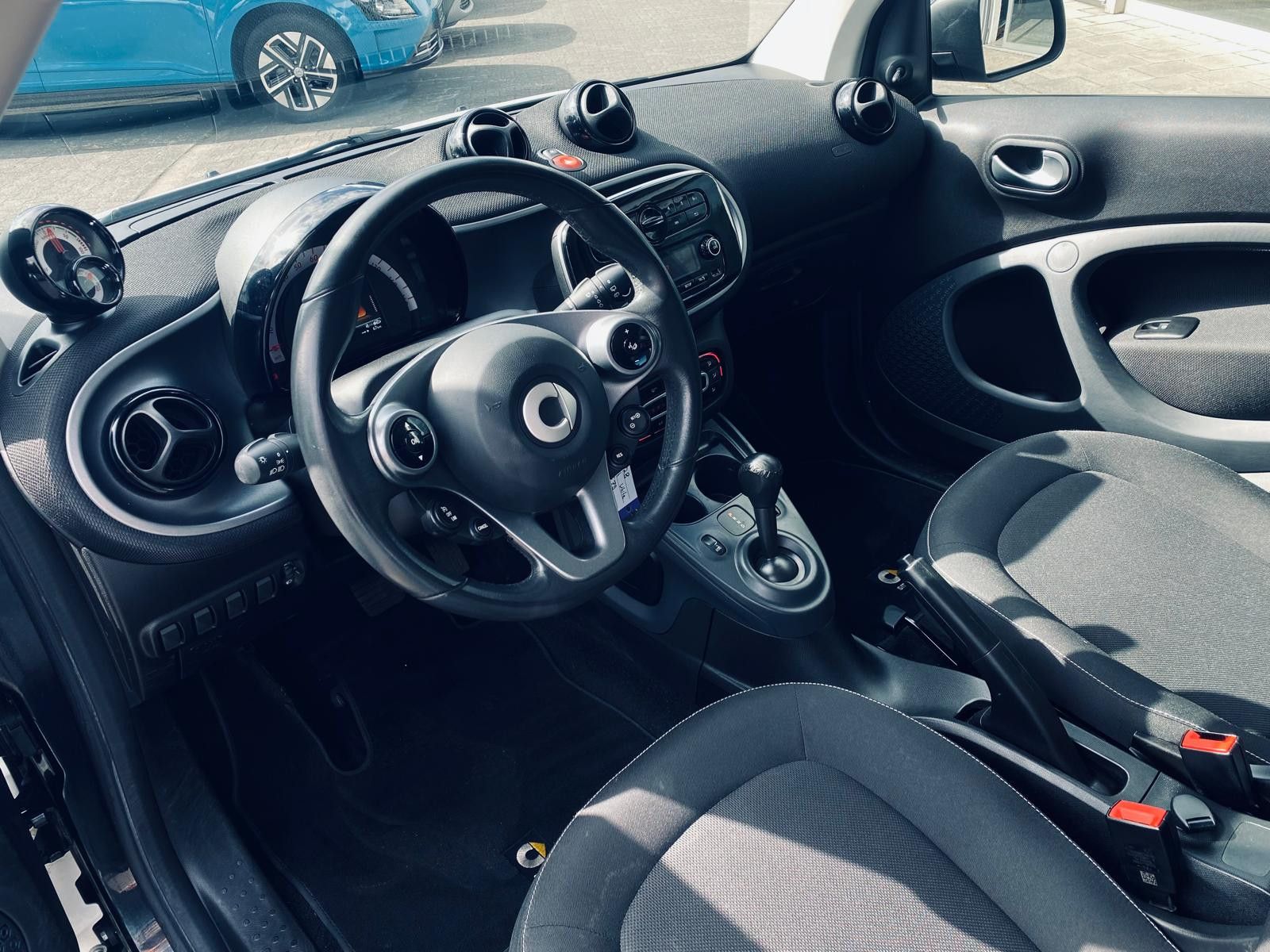 Fahrzeugabbildung Smart ForTwo electric drive 60KW GEPFLEGT+TEMP+MFL+LM