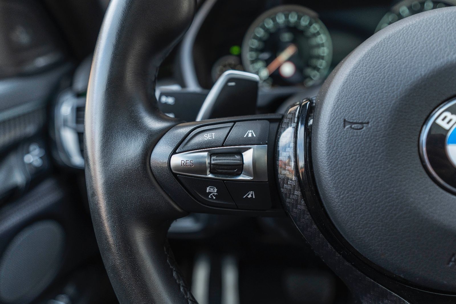 Fahrzeugabbildung BMW X6 xDrive50i M-SPORTPAKET ACC HUD LED 360° H&K