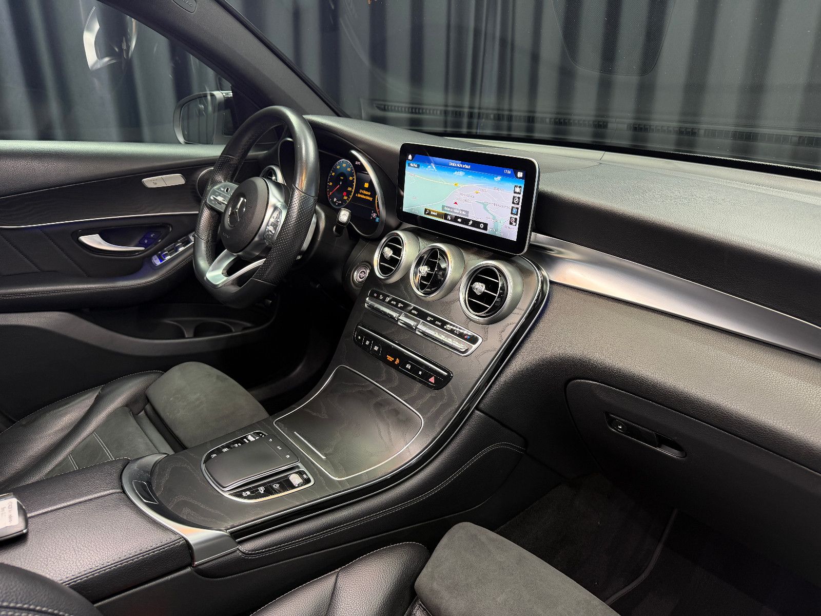 Fahrzeugabbildung Mercedes-Benz GLC 300 d Coupe 4Matic |AMG-LINE|AHK|PANO|LED