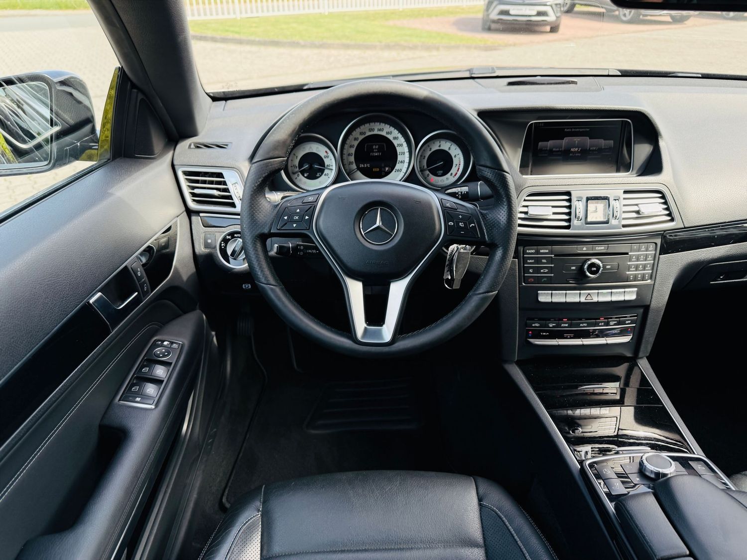 Fahrzeugabbildung Mercedes-Benz E 200 CABRIO SPORTPAKET - Autom., LED, Navi, PTS