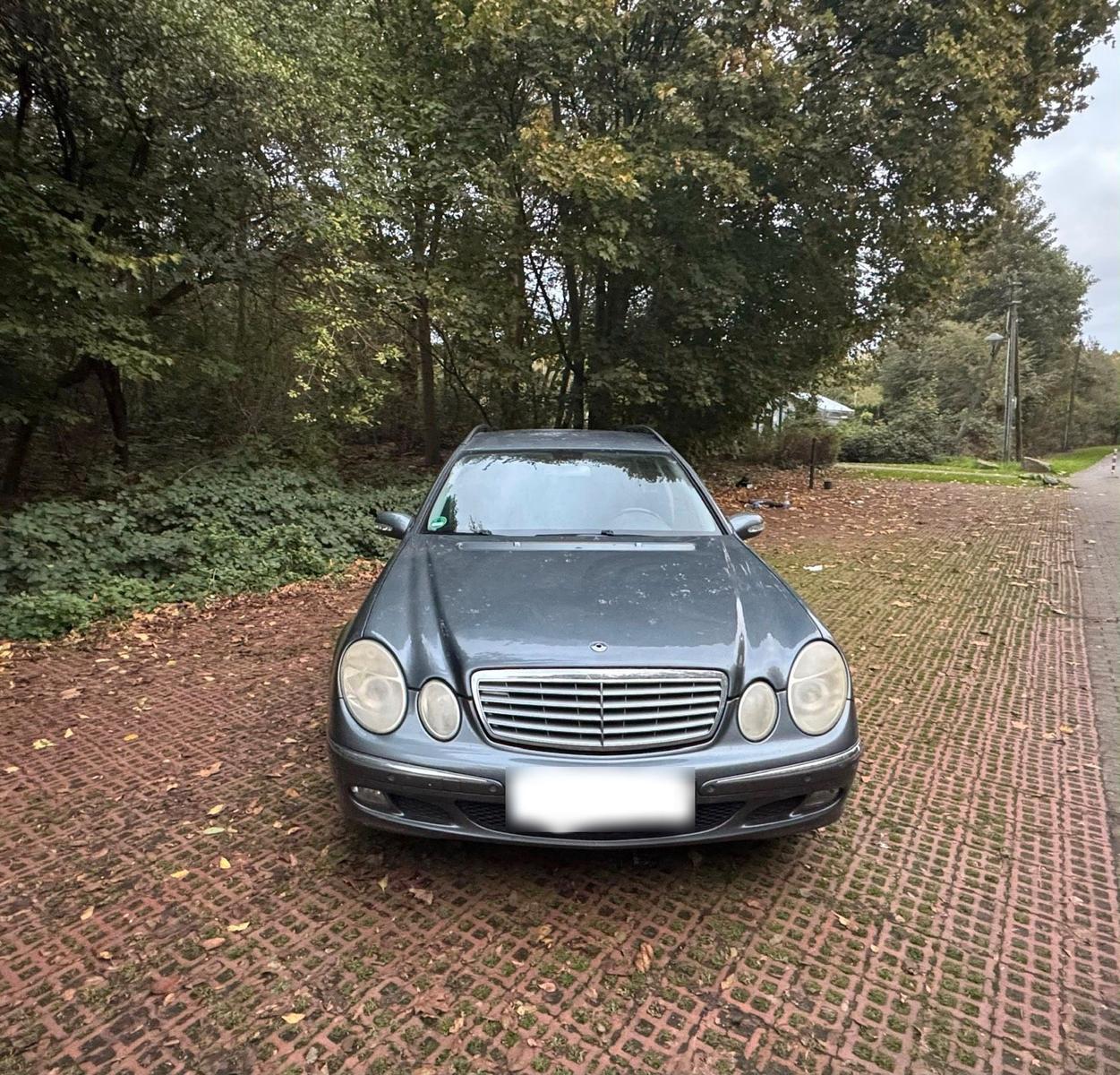 Mercedes-Benz E200 2005 — вигляд ззаду