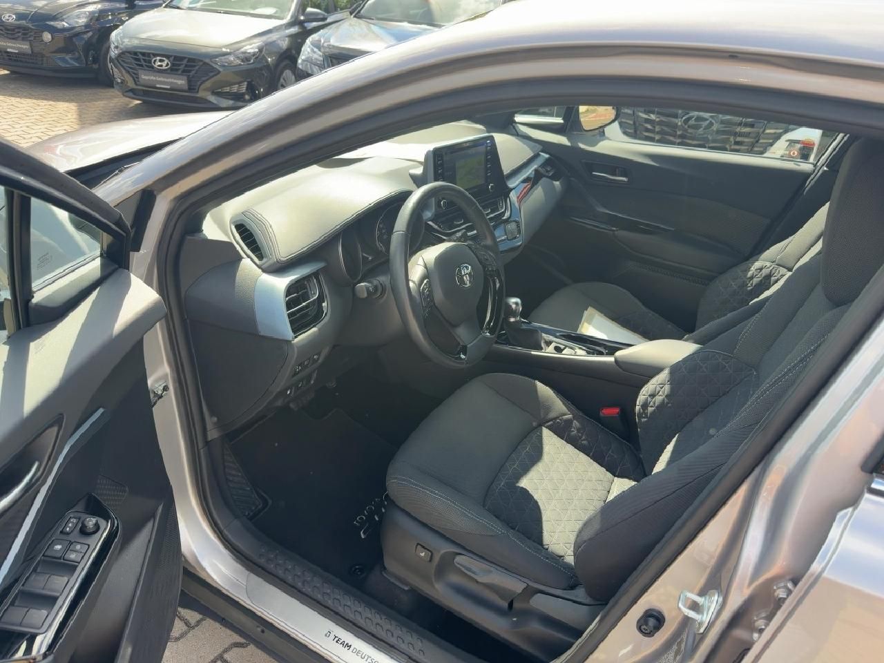 Fahrzeugabbildung Toyota C-HR 2,0 Hybrid Team D *Comfortpaket*