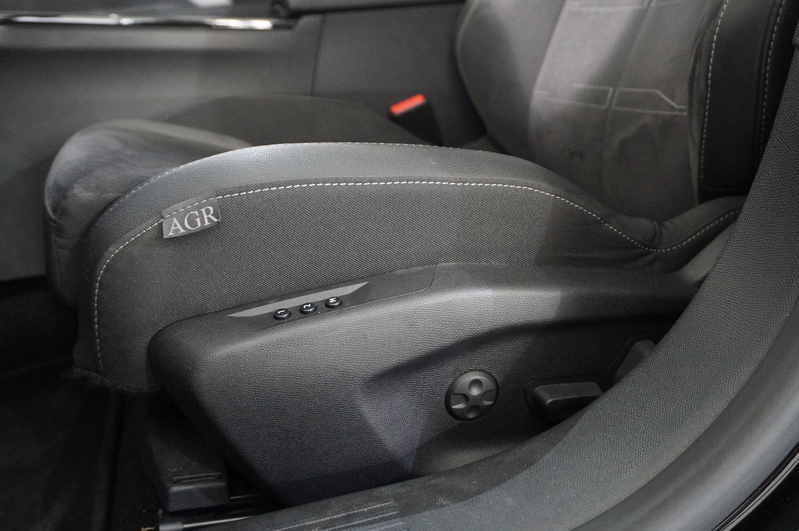 Fahrzeugabbildung Opel Astra L ST 1.2T ULTIMATE NAVI/LED/360°/PANO/DAB+