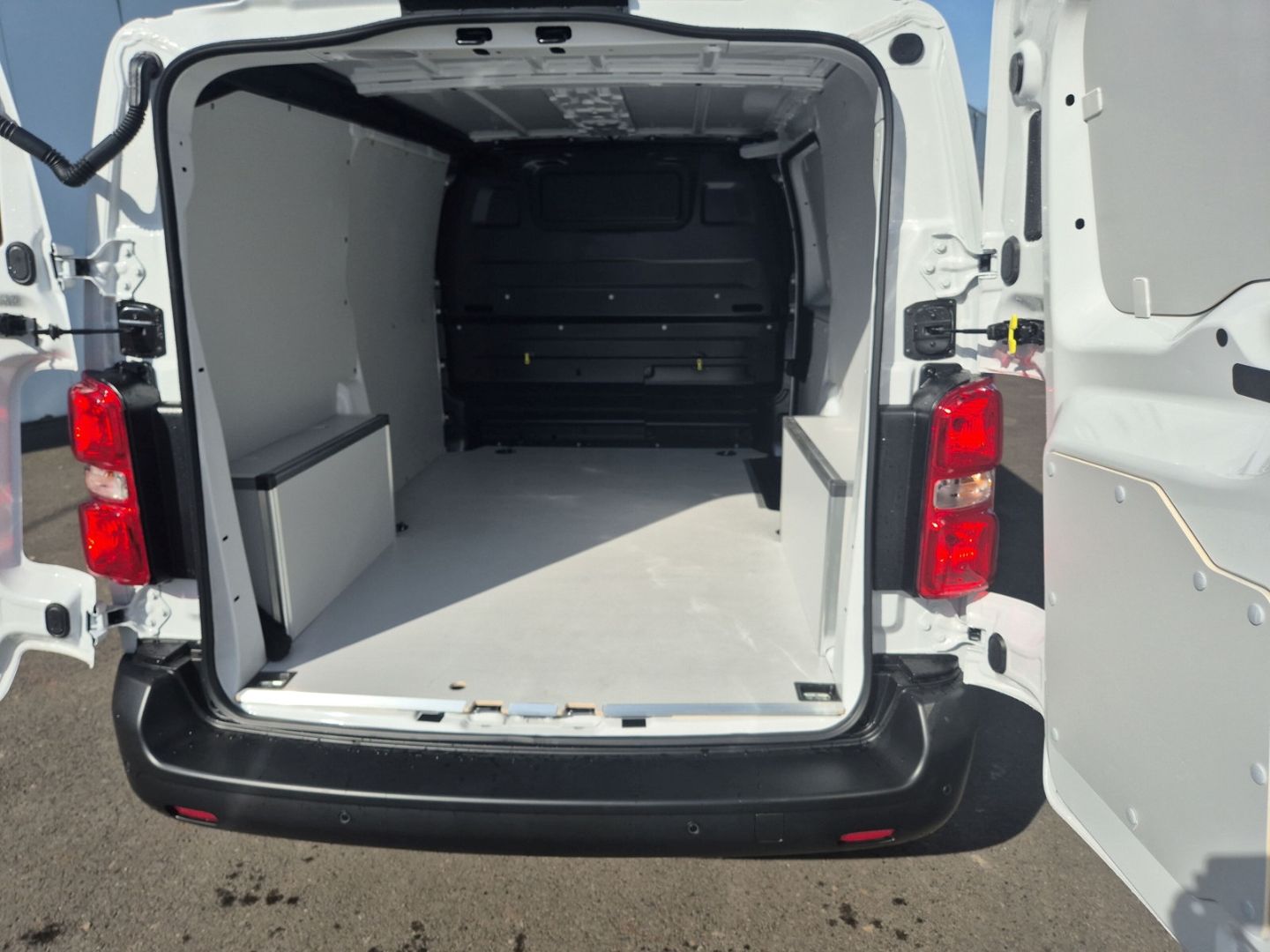 Fahrzeugabbildung Citroën Jumpy KW Standard (L2) 2.0 BlueHDi 145  AHK-abn.
