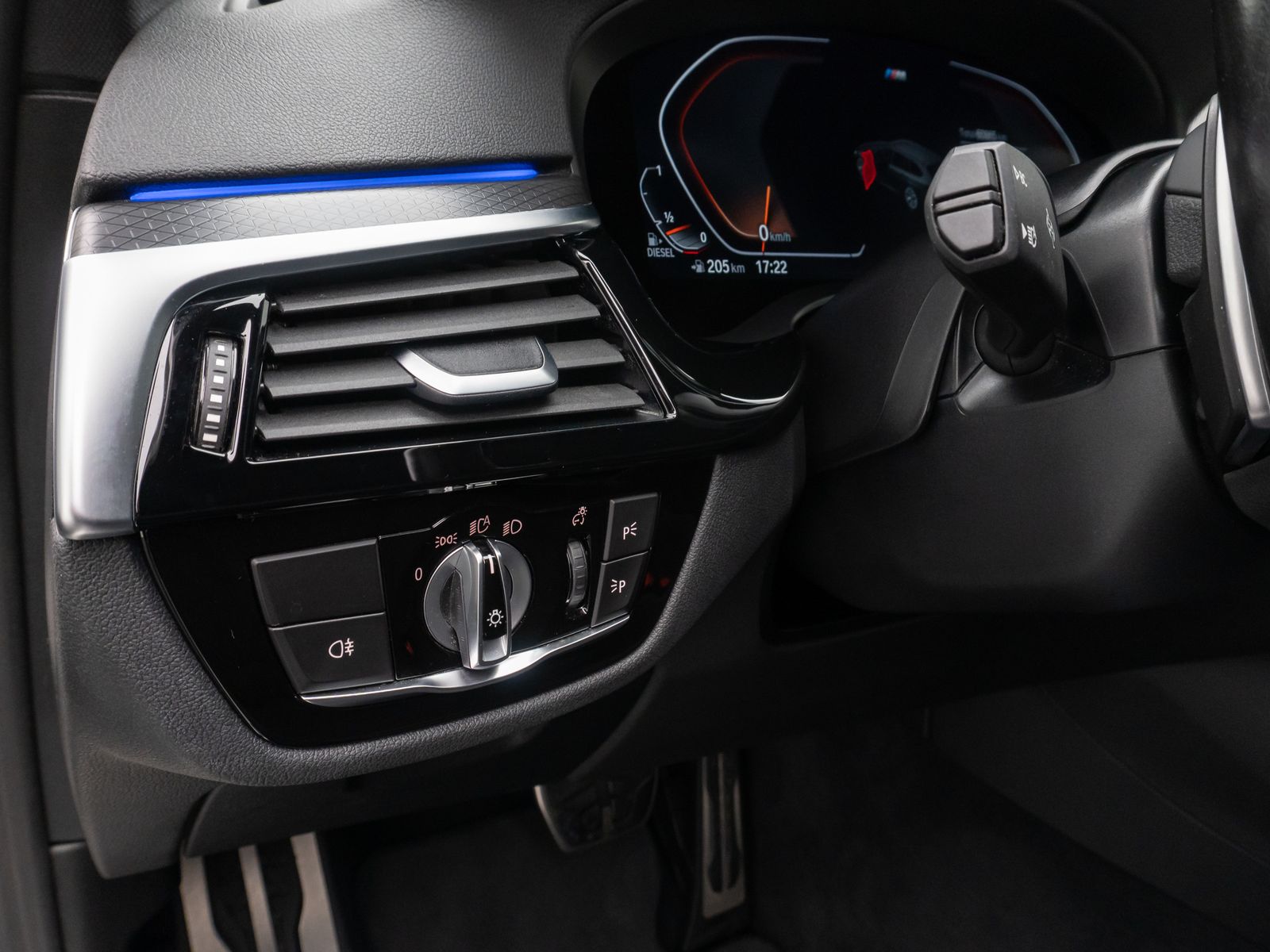 Fahrzeugabbildung BMW 520d M Sport Kamera HUD HiFi AHK Stop&Go Alarm
