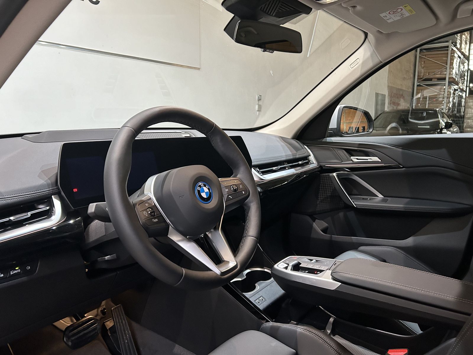 Fahrzeugabbildung BMW iX1 eDrive20 xLine, Ausstattungspaket Profession