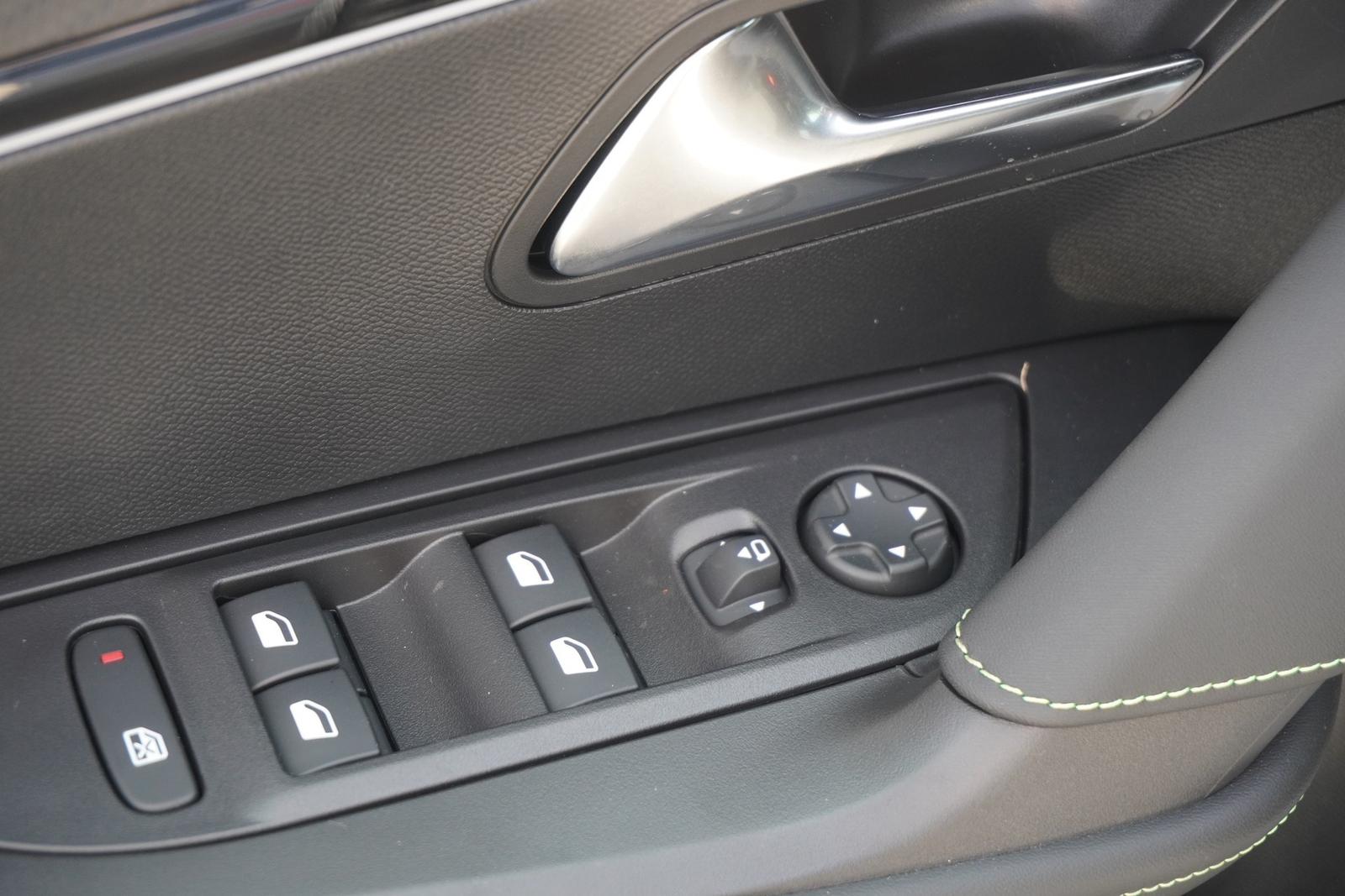 Peugeot 2008 GT 1.2 Hybrid 145 Aut. LED ACC Navi 360°