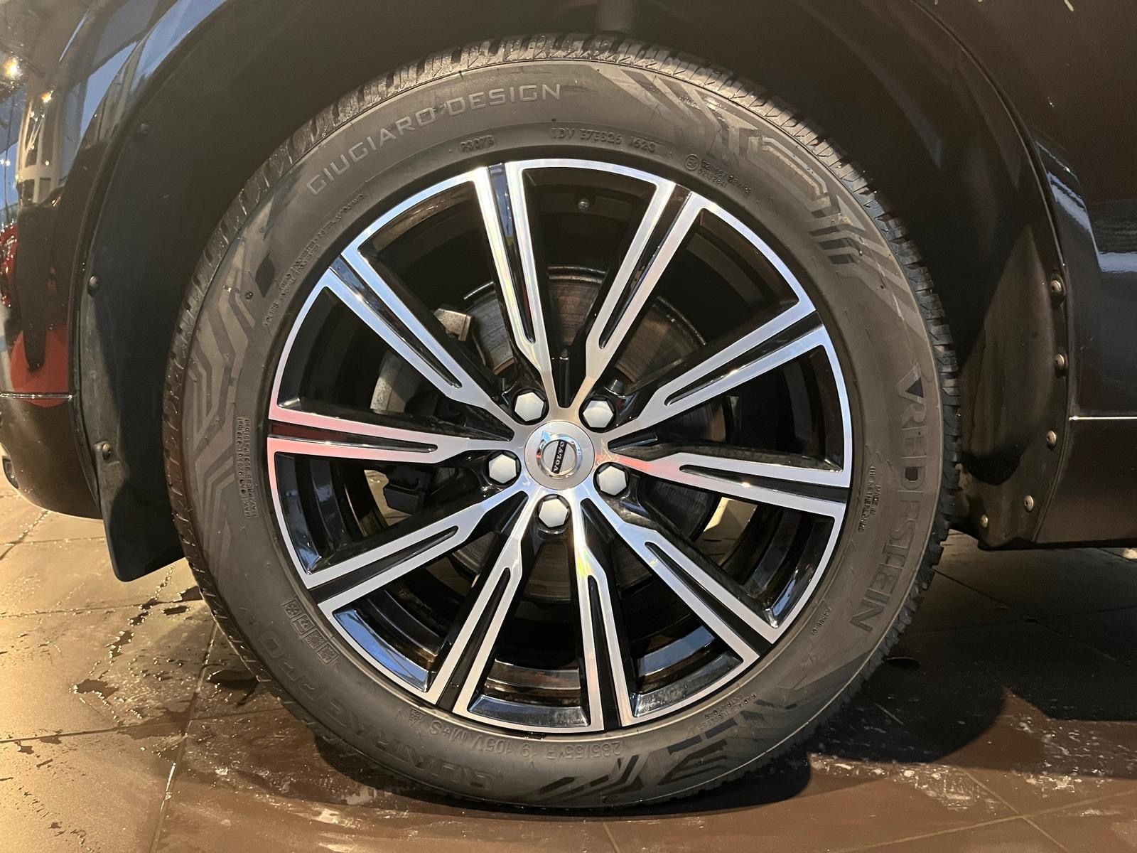 Fahrzeugabbildung Volvo XC60 Momentum Pro 2WD NAVI LEDER ALU