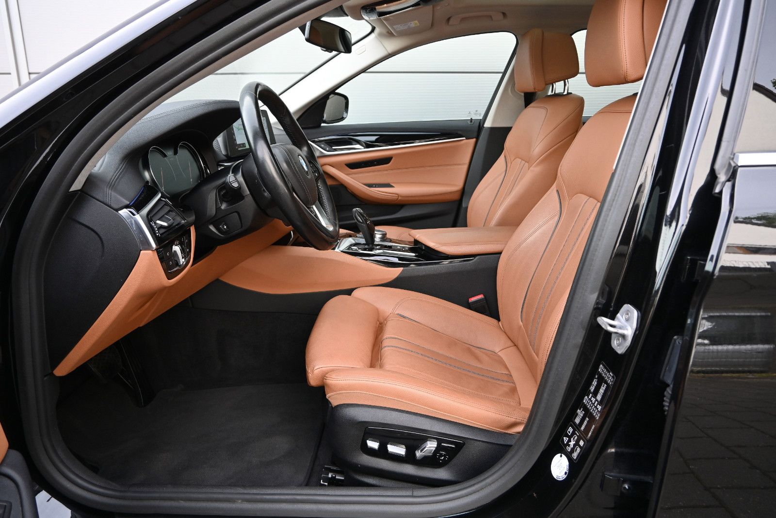 Fahrzeugabbildung BMW 530d xDr Touring Lux. °ACC°HUD°KOMFORTSITZE°PANO