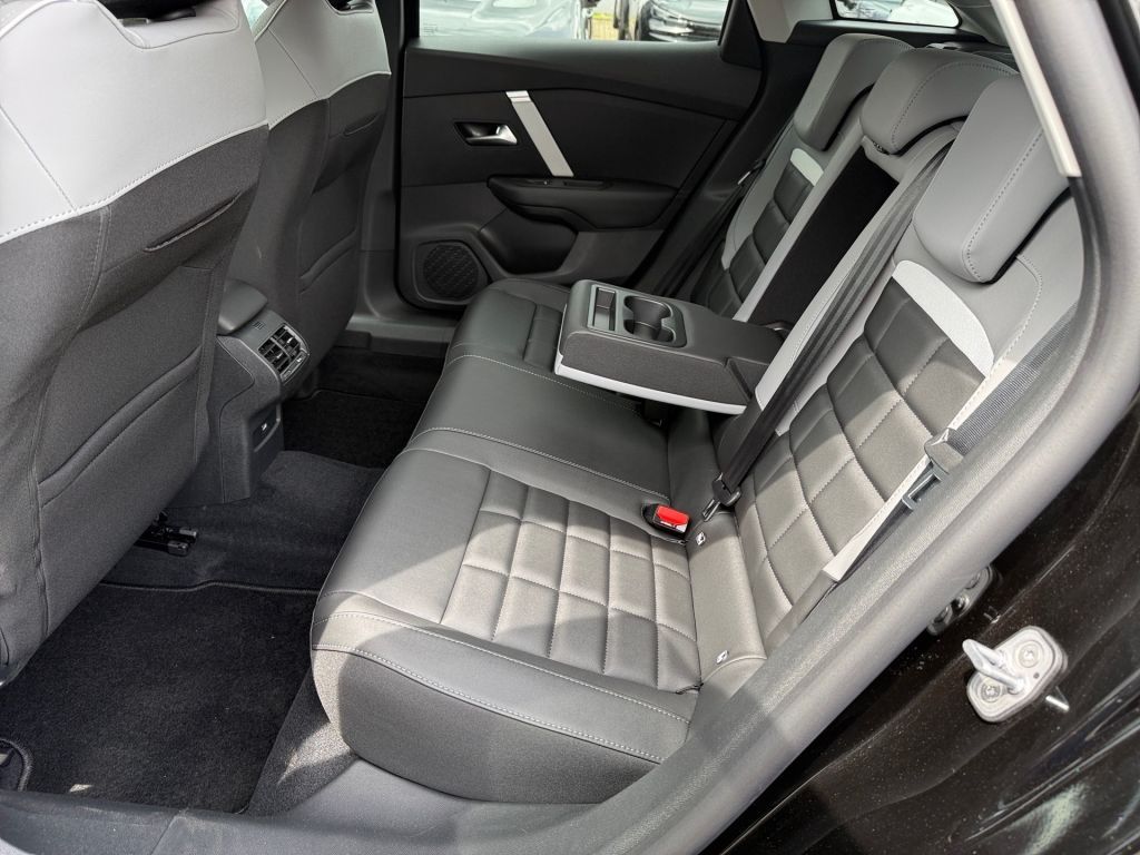 Fahrzeugabbildung Citroën C4 Hybrid 145 TEAM D * Ganzjahresreifen