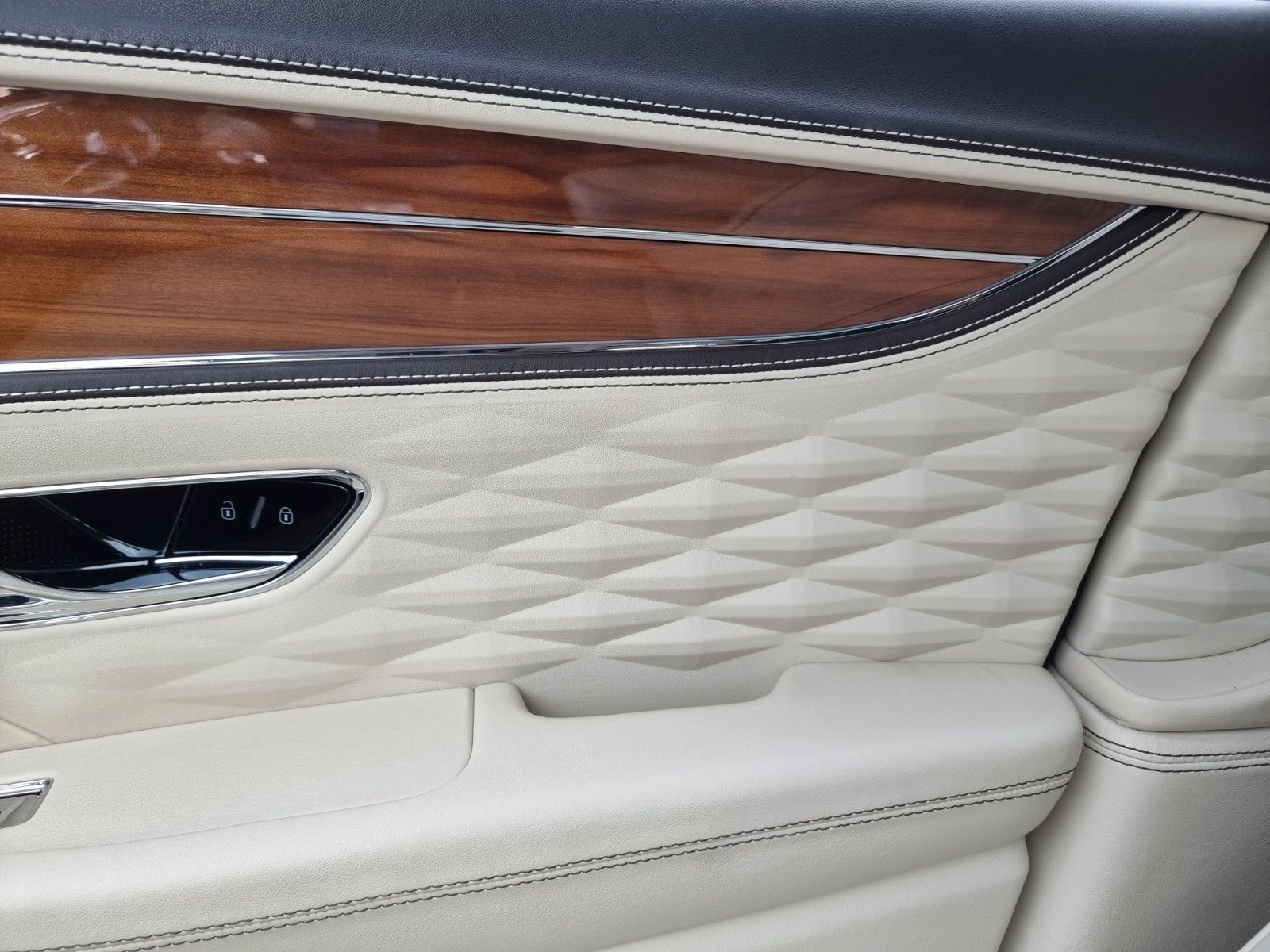 Fahrzeugabbildung Bentley Flying Spur 6.0 W12/Full options/UPE 340tEur/1A