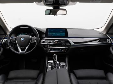 Fahrzeugabbildung BMW 520d SportLine Kamera Panorama HUD H/K AHK LED