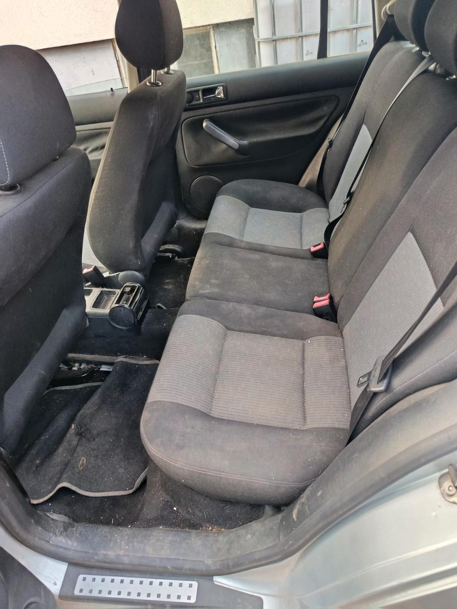 Volkswagen Golf 2004 — салон