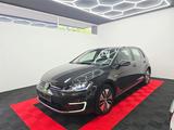 Volkswagen Golf VII e-Golf*NAVI*SZHZG*ACC*WÄRMEPUMPE*CCS - Volkswagen Golf mit Elektro-Antrieb: Limousine
