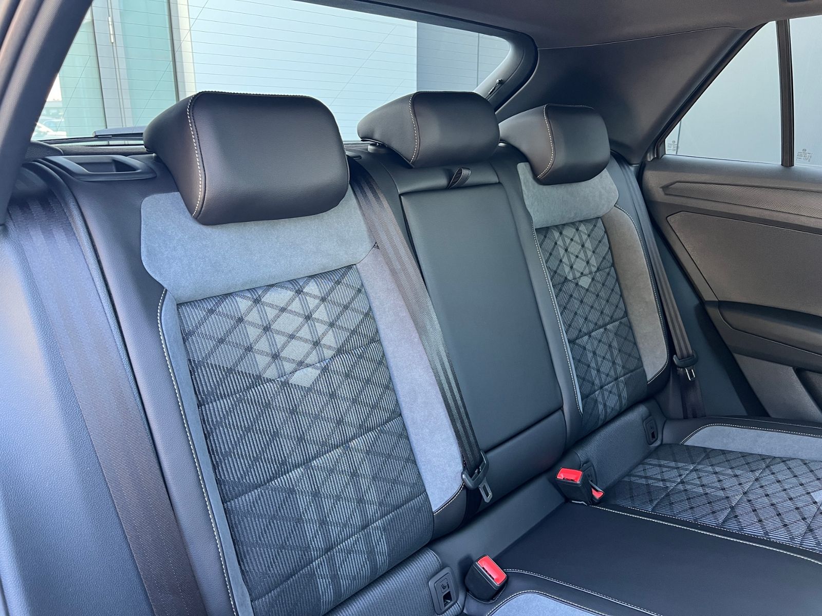 Fahrzeugabbildung Volkswagen T-Roc R-Line 1.5 TSI DSG *Black Style, AHK, Pano