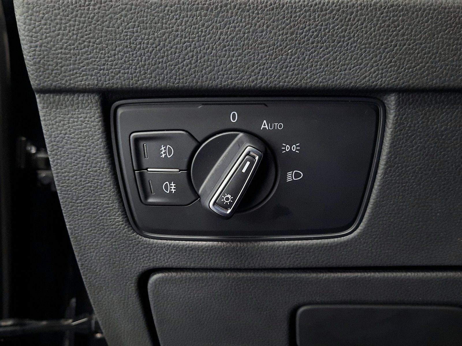 Fahrzeugabbildung Volkswagen Passat Variant Elegance TSI DSG *AHK*Navi*Cam*