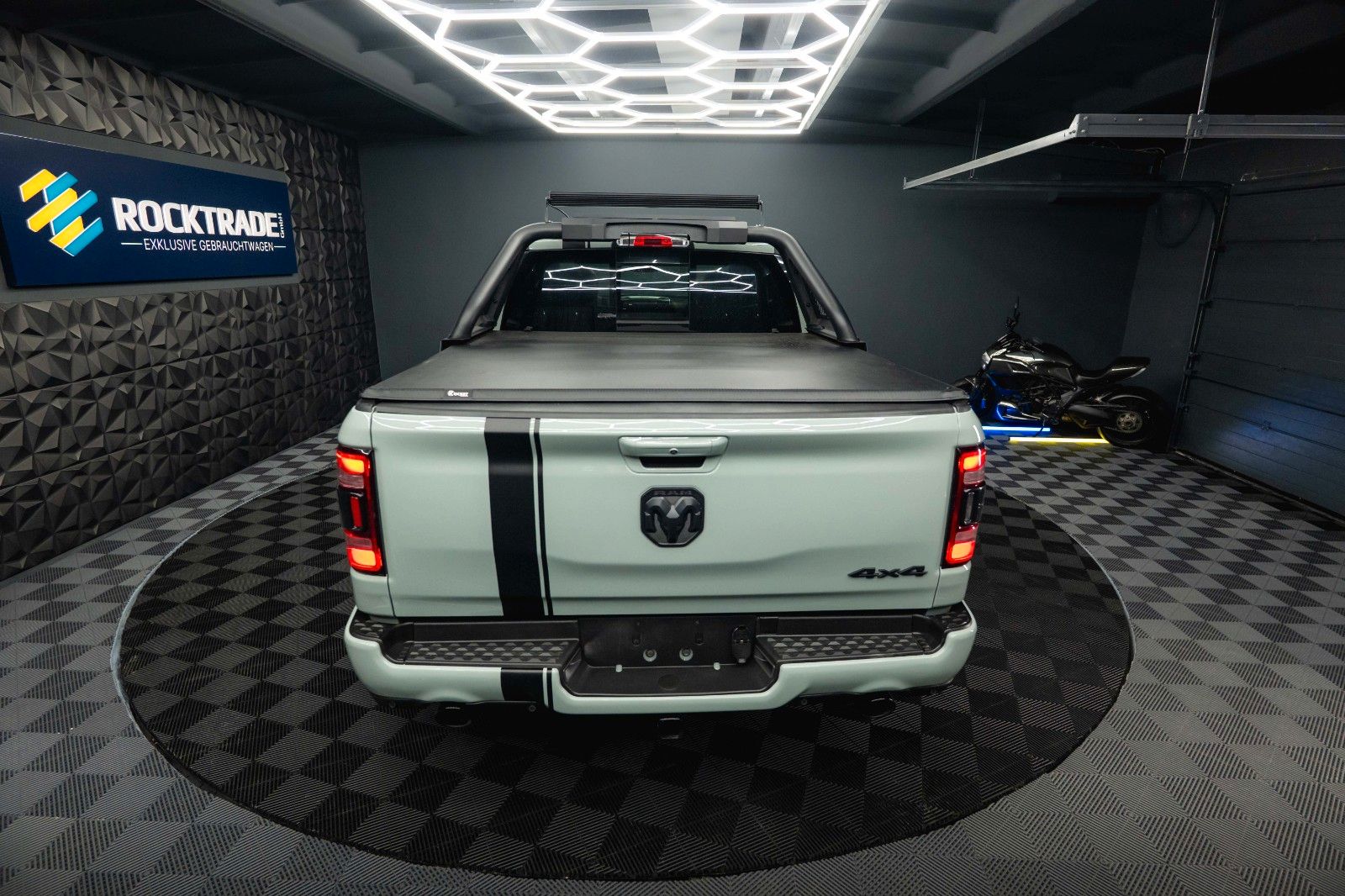 Fahrzeugabbildung Dodge RAM 5.7 V8 HEMI 4x4 OFFROAD Night-Edition *Pano*