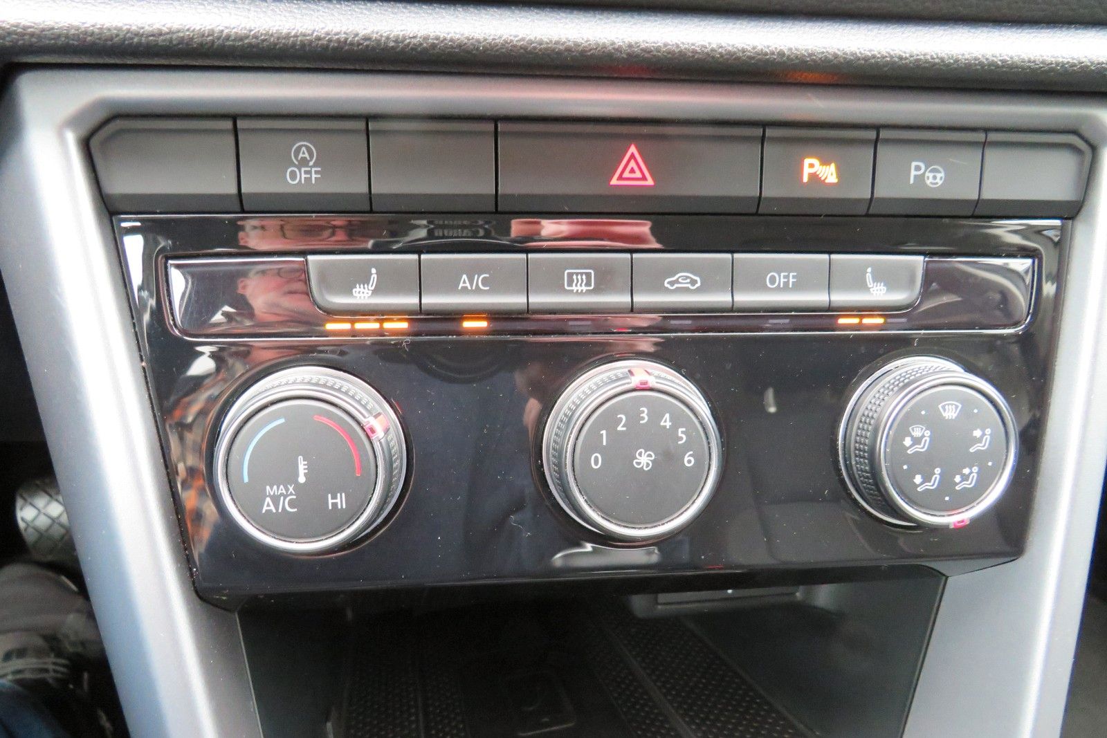 Fahrzeugabbildung Volkswagen T-Roc Life AHK ACC SITZH GJ NAVI APP 1.HD