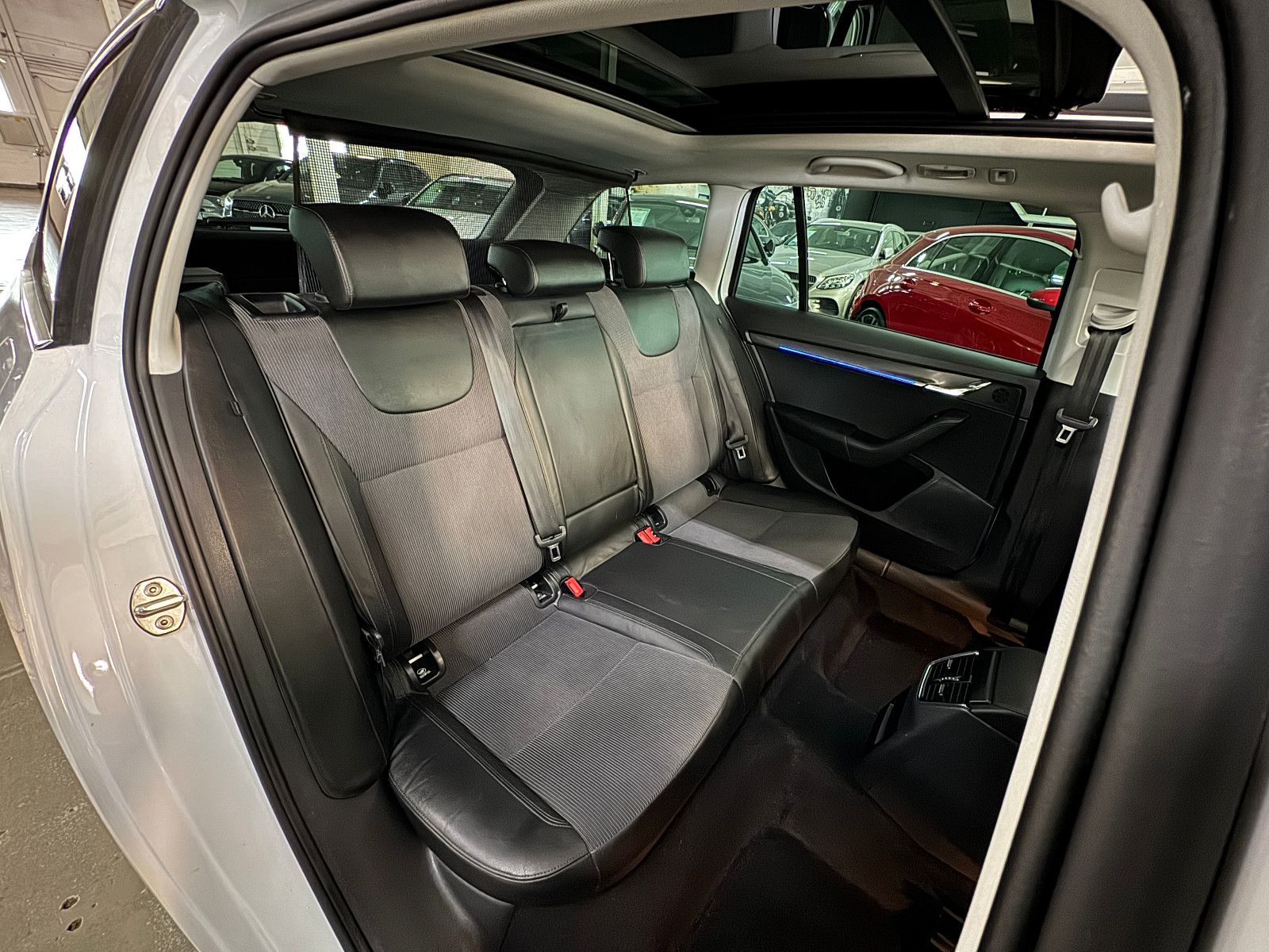 Fahrzeugabbildung SKODA Octavia STYLE 4X4 PANO NEUER MOTOR / MEGA VOLL