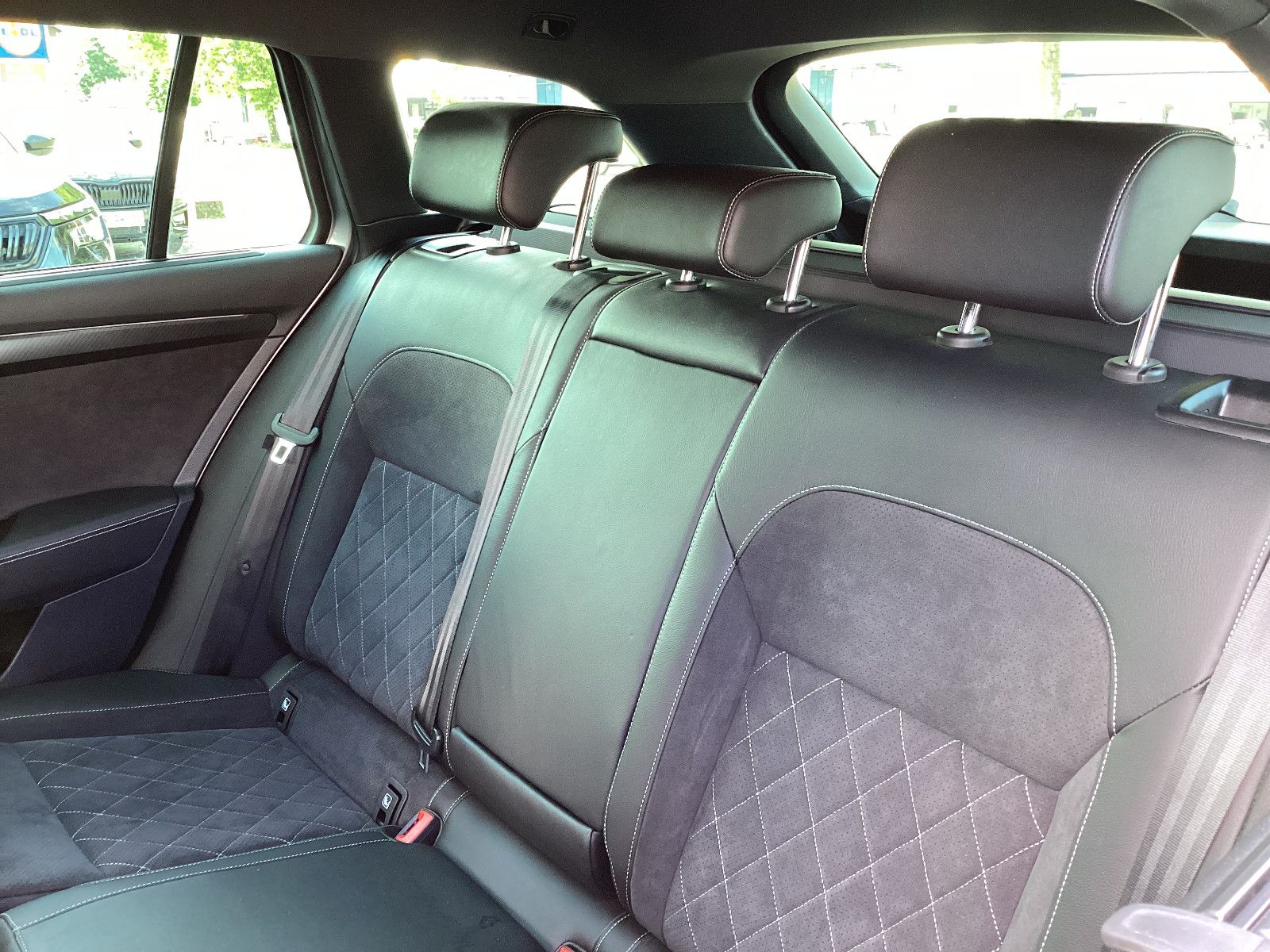 Fahrzeugabbildung SKODA Superb Combi Sportline 1.5 TSI Navi AHK ACC