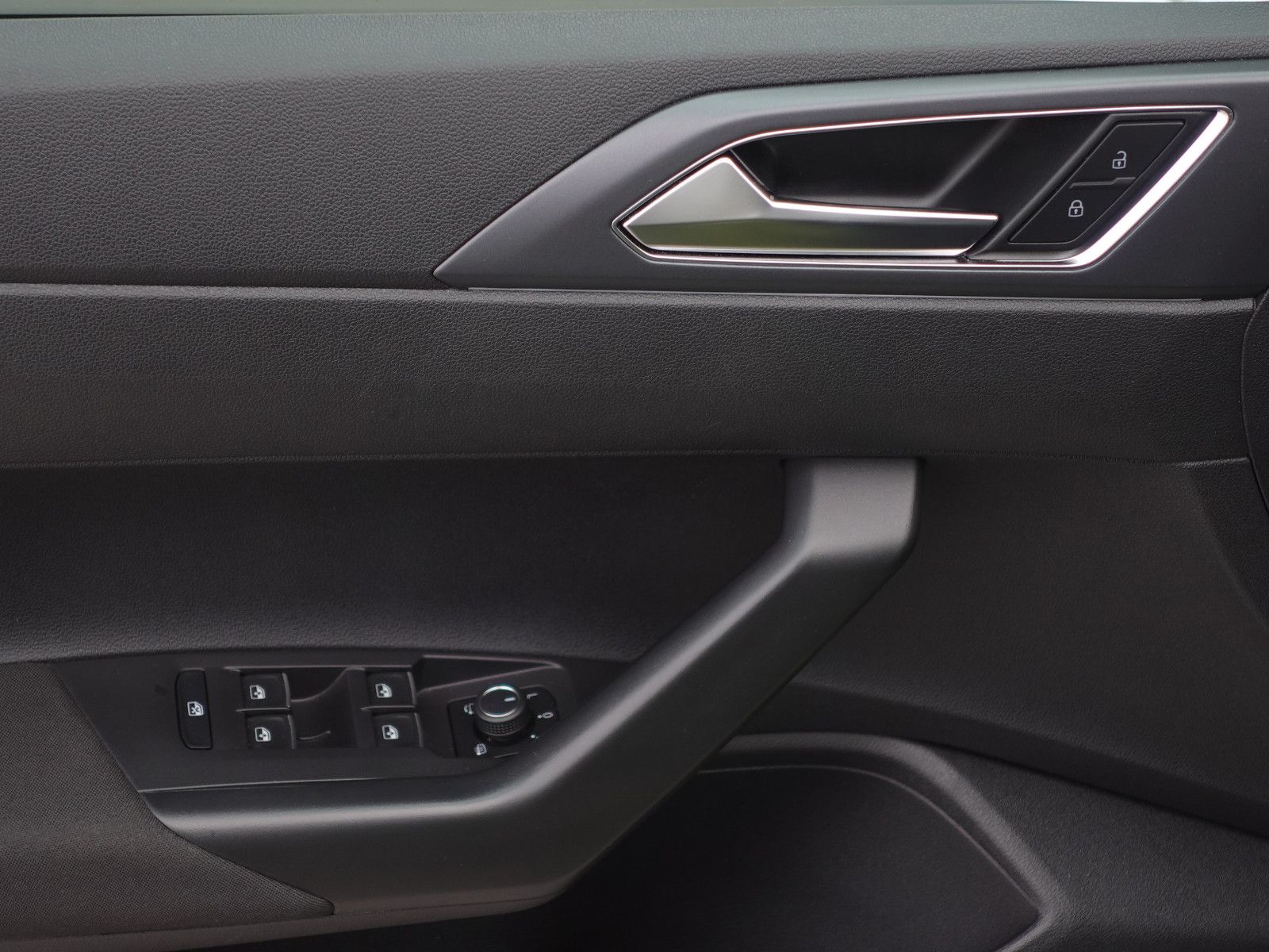 Fahrzeugabbildung Volkswagen Taigo 1.5 TSI DSG R-Line Black Style AHK Assist