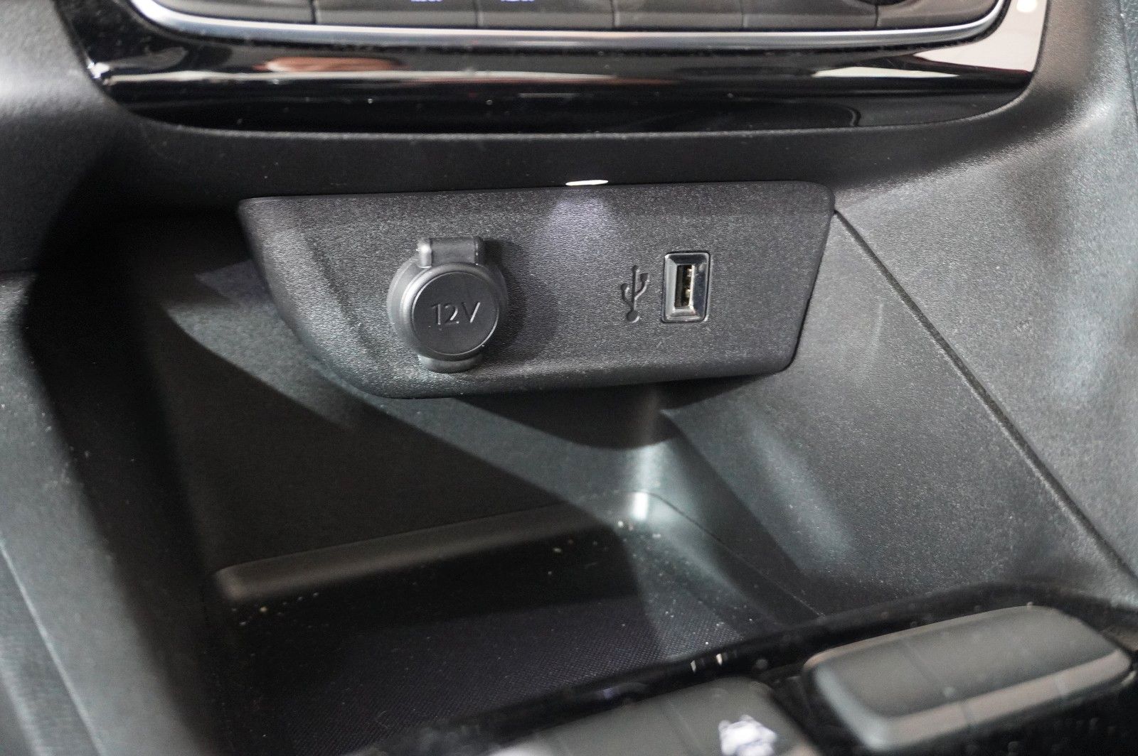 Fahrzeugabbildung Opel Corsa-e F EDITION 7KW NAVI/VIRT/TEMP/DAB/WÄRMEP.