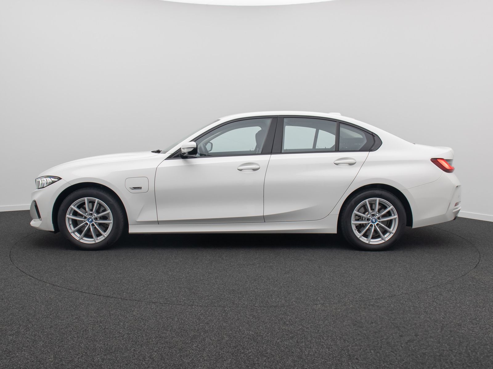 Fahrzeugabbildung BMW 330e GeschwindigReg PDC CockpitPlus DAB Sport