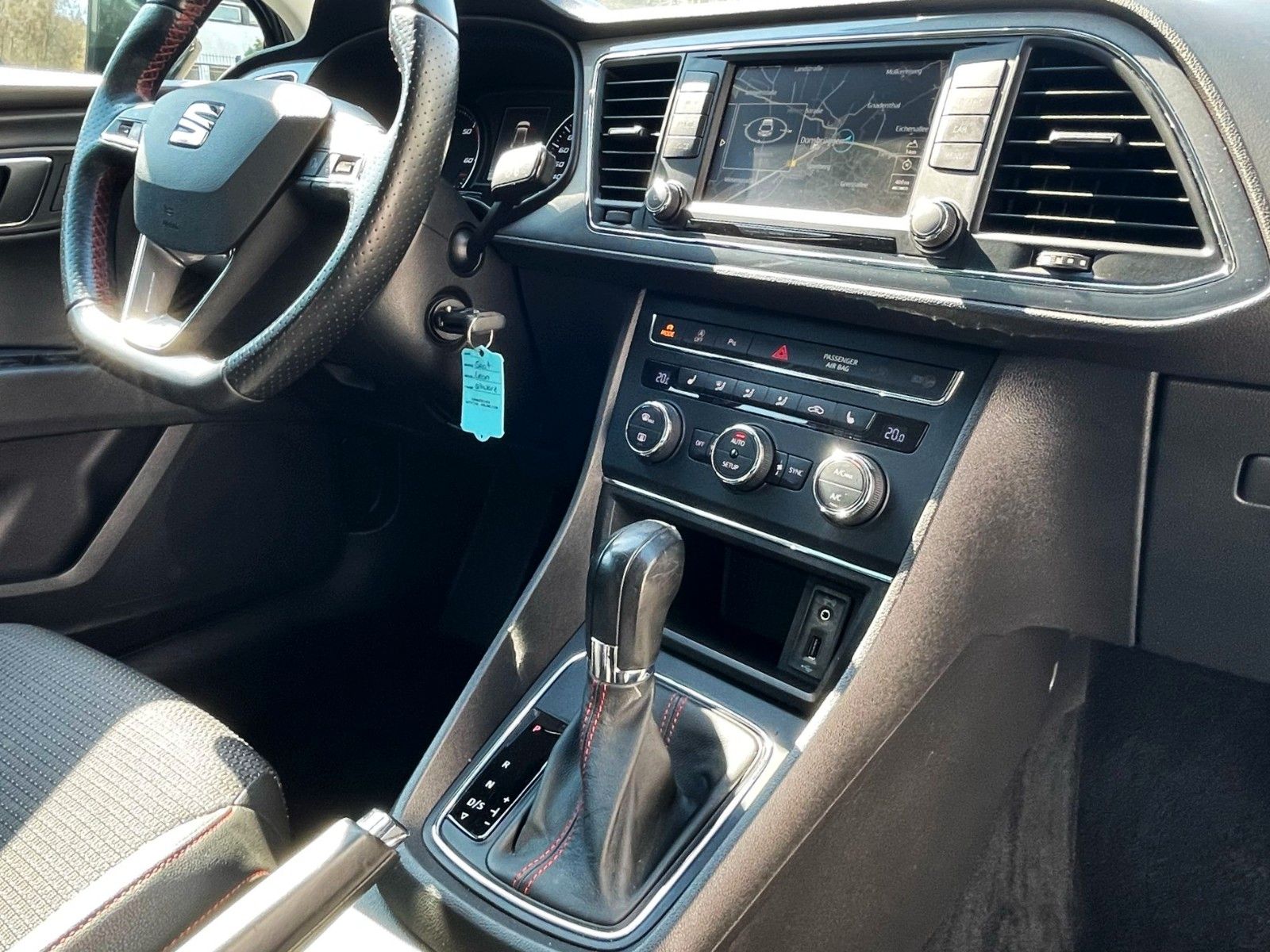 Fahrzeugabbildung SEAT Leon 2.0TDI FR DSG KLIMAAUT LEDER NAVI LED 2.Hd