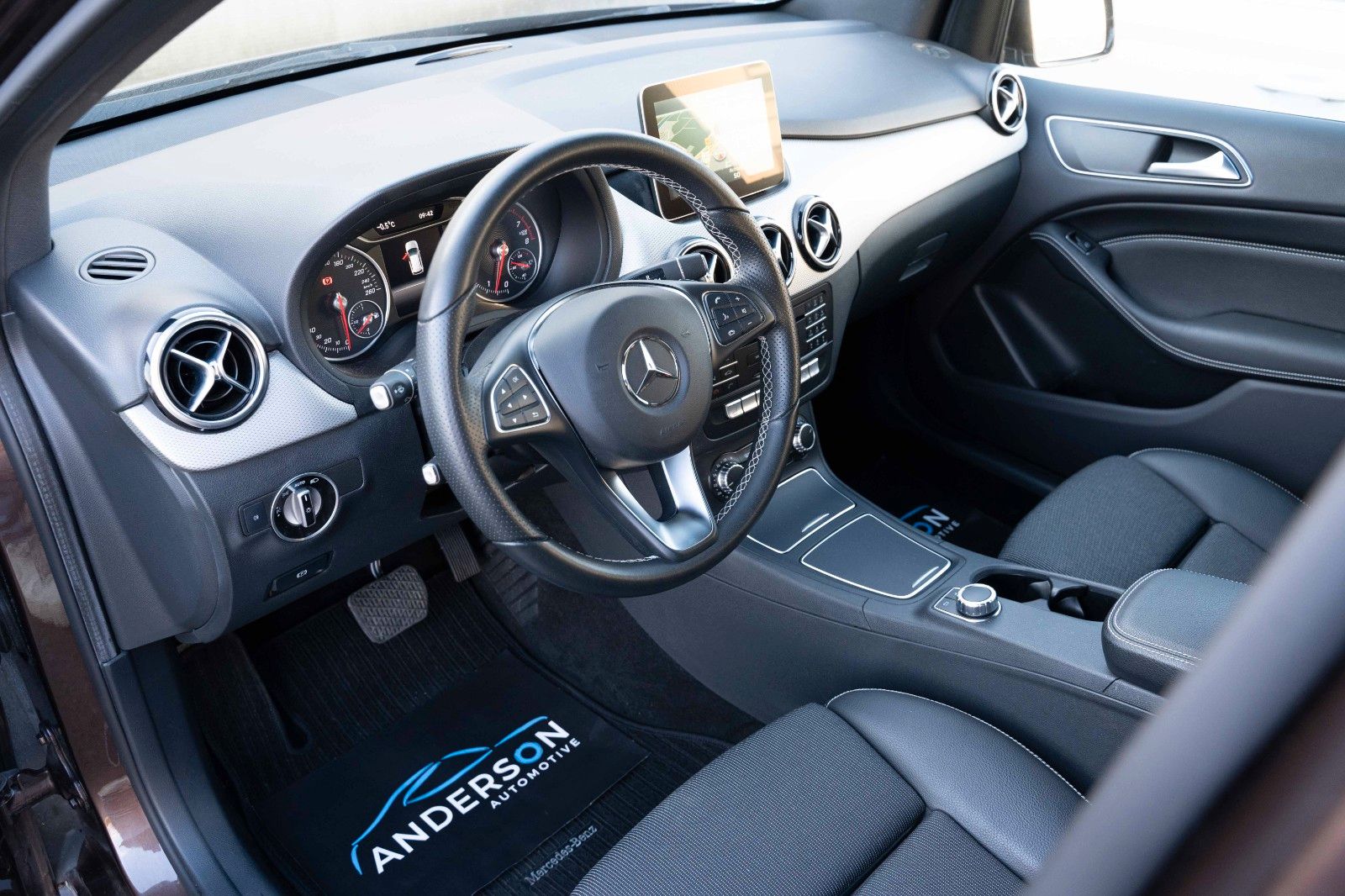 Fahrzeugabbildung Mercedes-Benz B 200 KAM PDC MFL XENON AHK -WENIG KM-