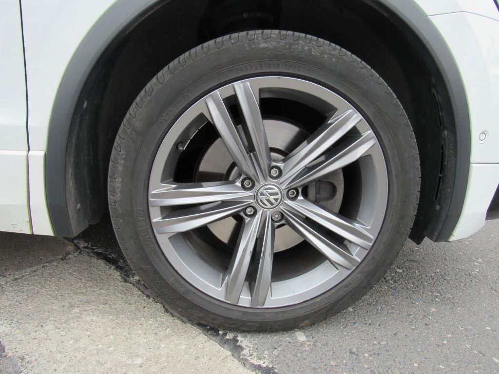 Fahrzeugabbildung Volkswagen Tiguan Allspace 2.0 TSI 4M DSG Highline, R-Line