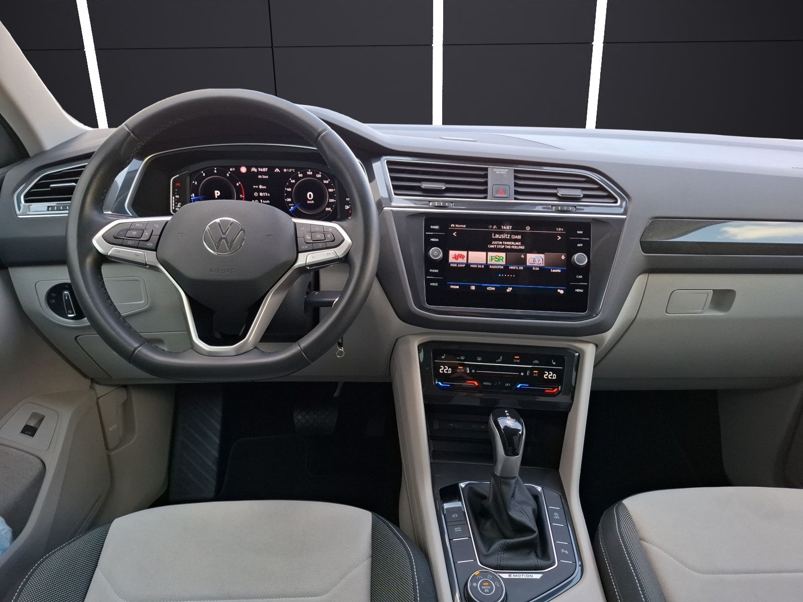 Fahrzeugabbildung Volkswagen Tiguan TSI Elegance DSG 4M Matrix Navi AID ACC R