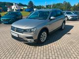 Volkswagen Tiguan 1.4 TSI ACT Bluemotion Technology DSG - Volkswagen Tiguan mit Benzin-Antrieb: Silber, Abstandswarner