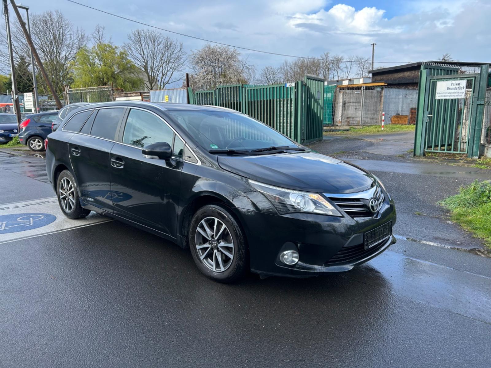 Toyota Avensis 2015 — rear view