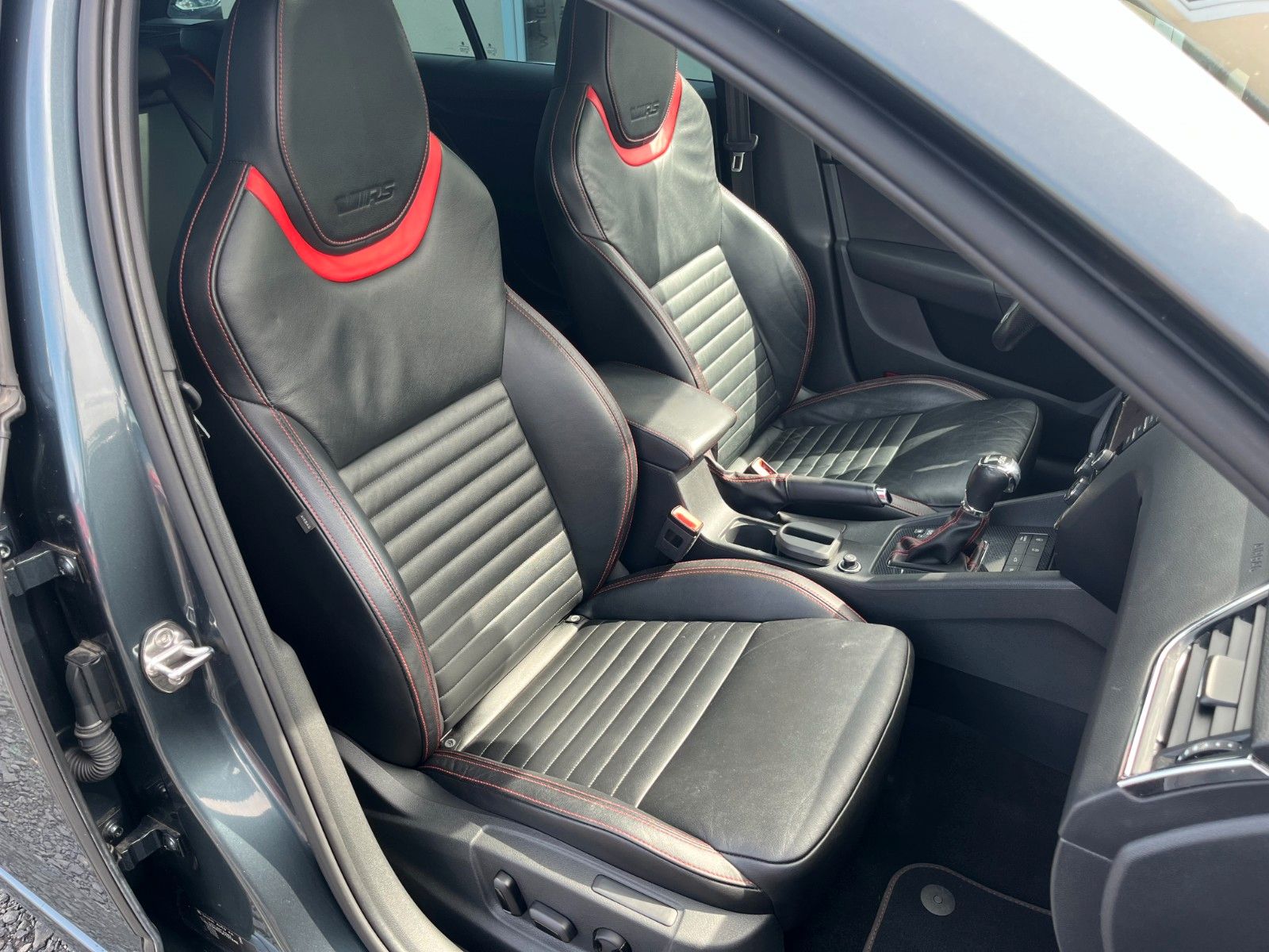 Fahrzeugabbildung SKODA Octavia Combi RS DSG Navi Leder Pano SPORTDESIGN