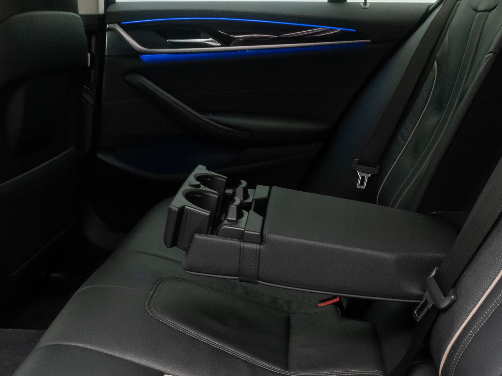 Fahrzeugabbildung BMW 530d xD Luxury Line DAB HUD Kamera Sport Alarm