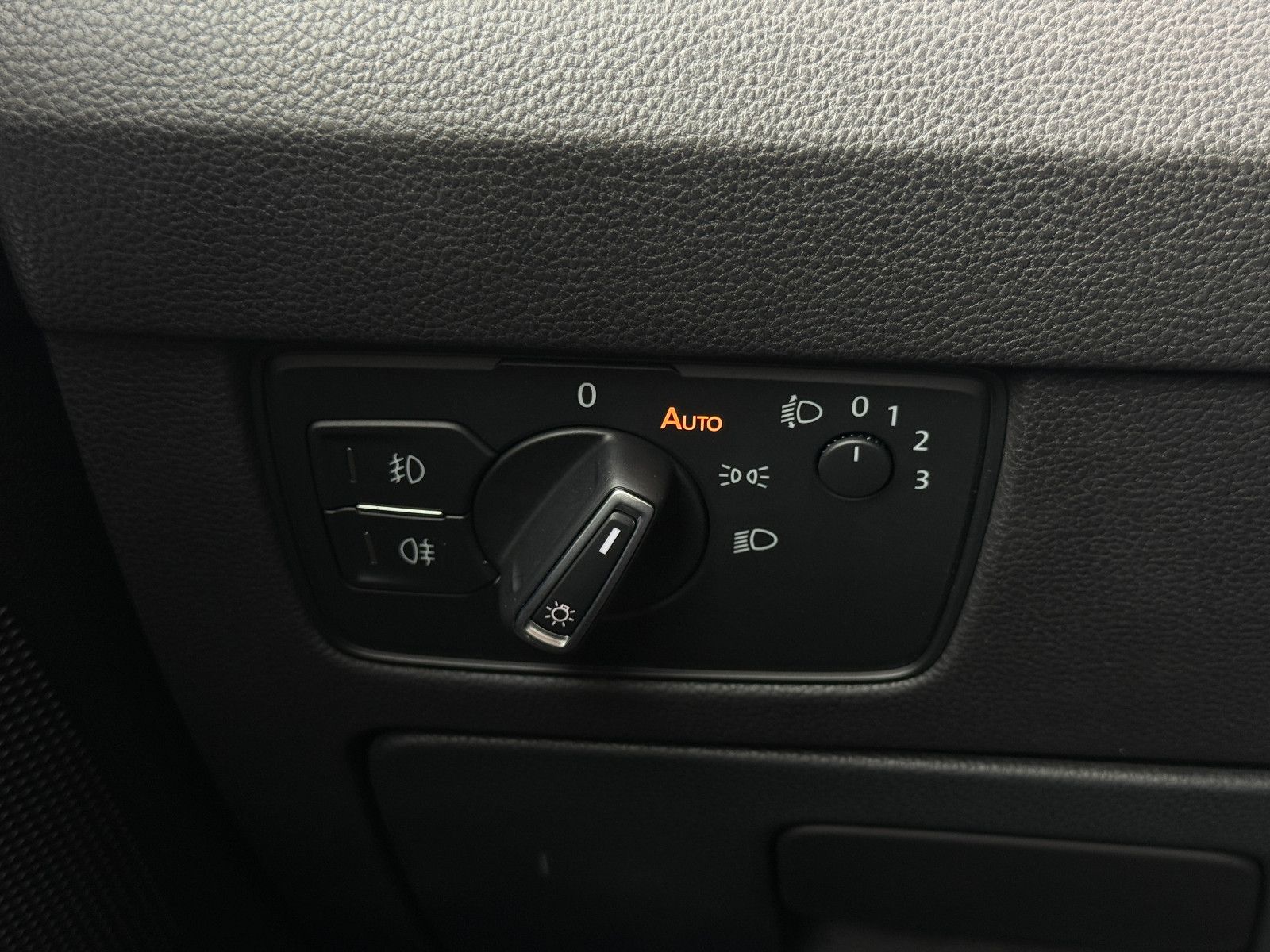 Fahrzeugabbildung Volkswagen Passat Comfortline DSG ACC Navi PDC SHZ Massage