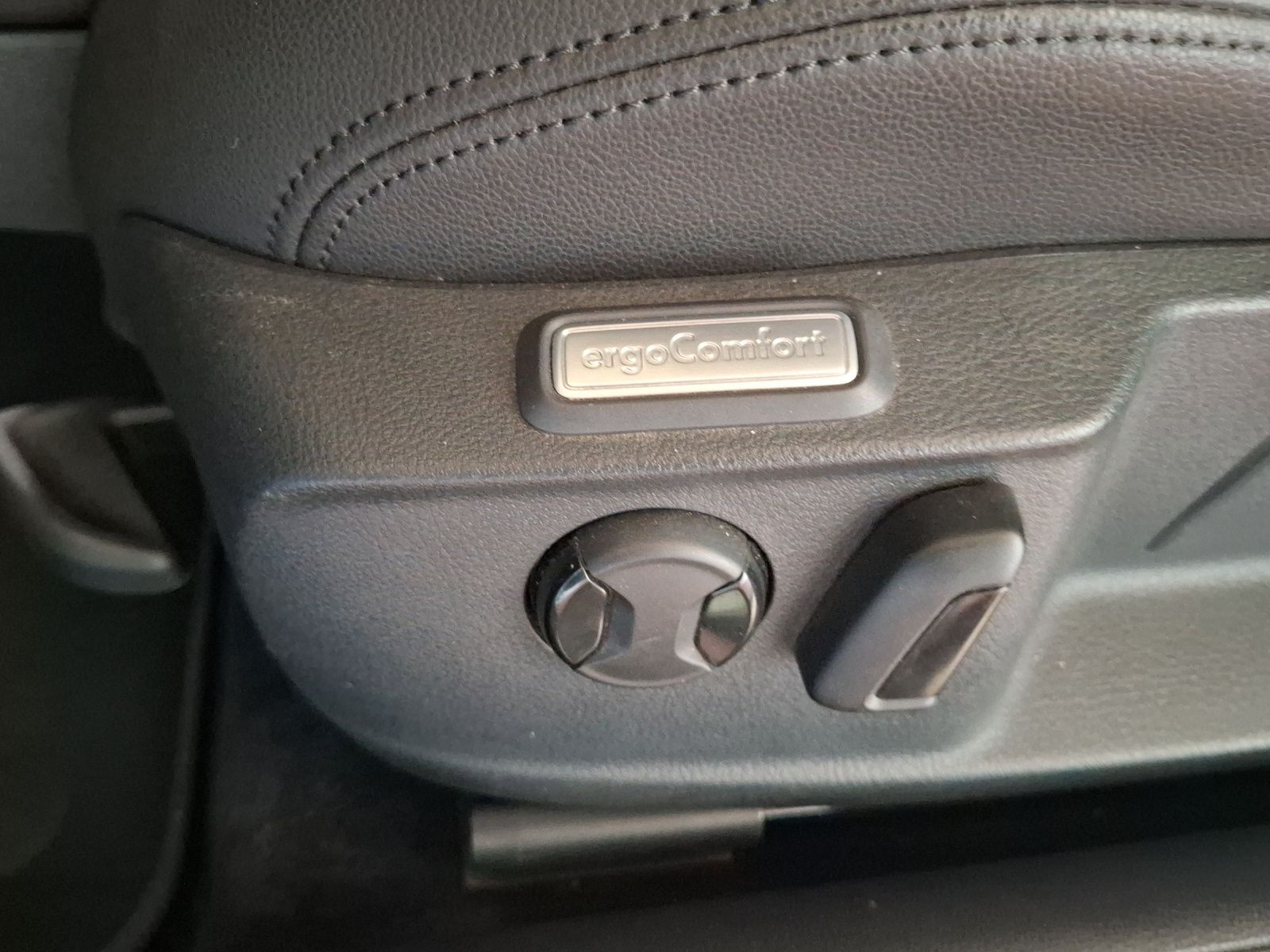 Fahrzeugabbildung Volkswagen Passat Variant TDI Highline LED Navi ACC PDC SH