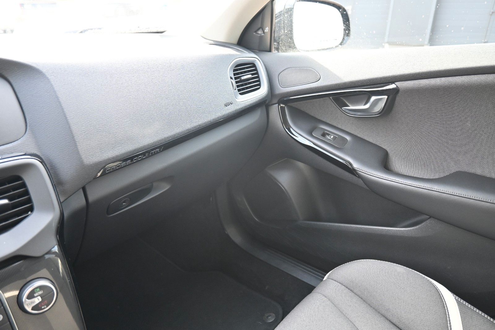 Fahrzeugabbildung Volvo V40 Cross Country D2 Momentum*Fahrass.Paket*RFK*