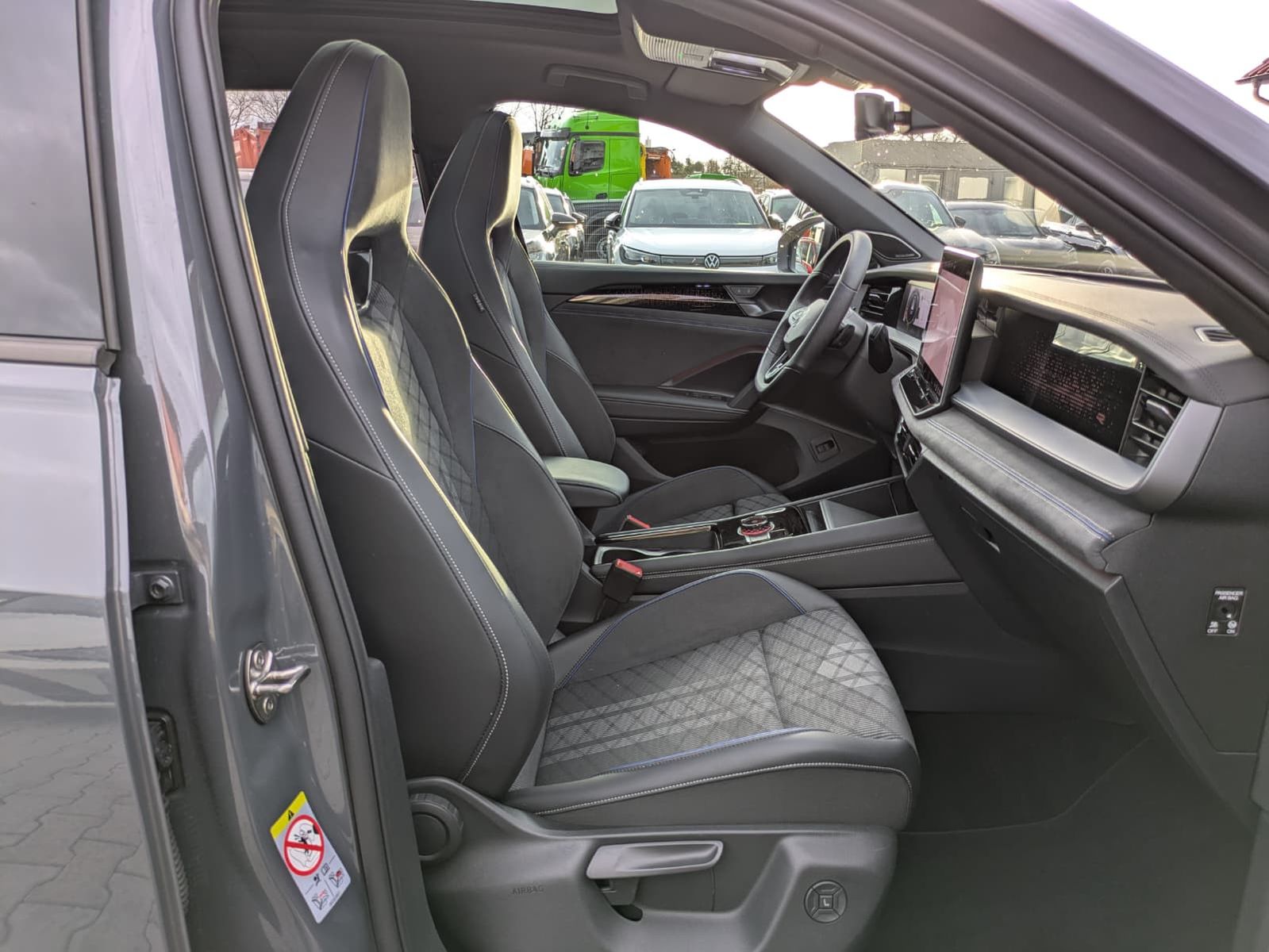 Fahrzeugabbildung Volkswagen Tayron 2.0 TDI 4M R-Line BLACK*7Si*MATRIX*PANO