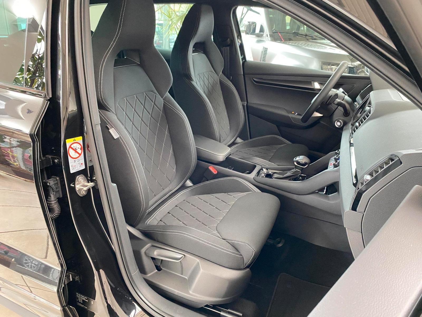 Skoda Karoq Sportline 1,5TSI DSG*AHK*NAVI*ACC*CARPLAY*