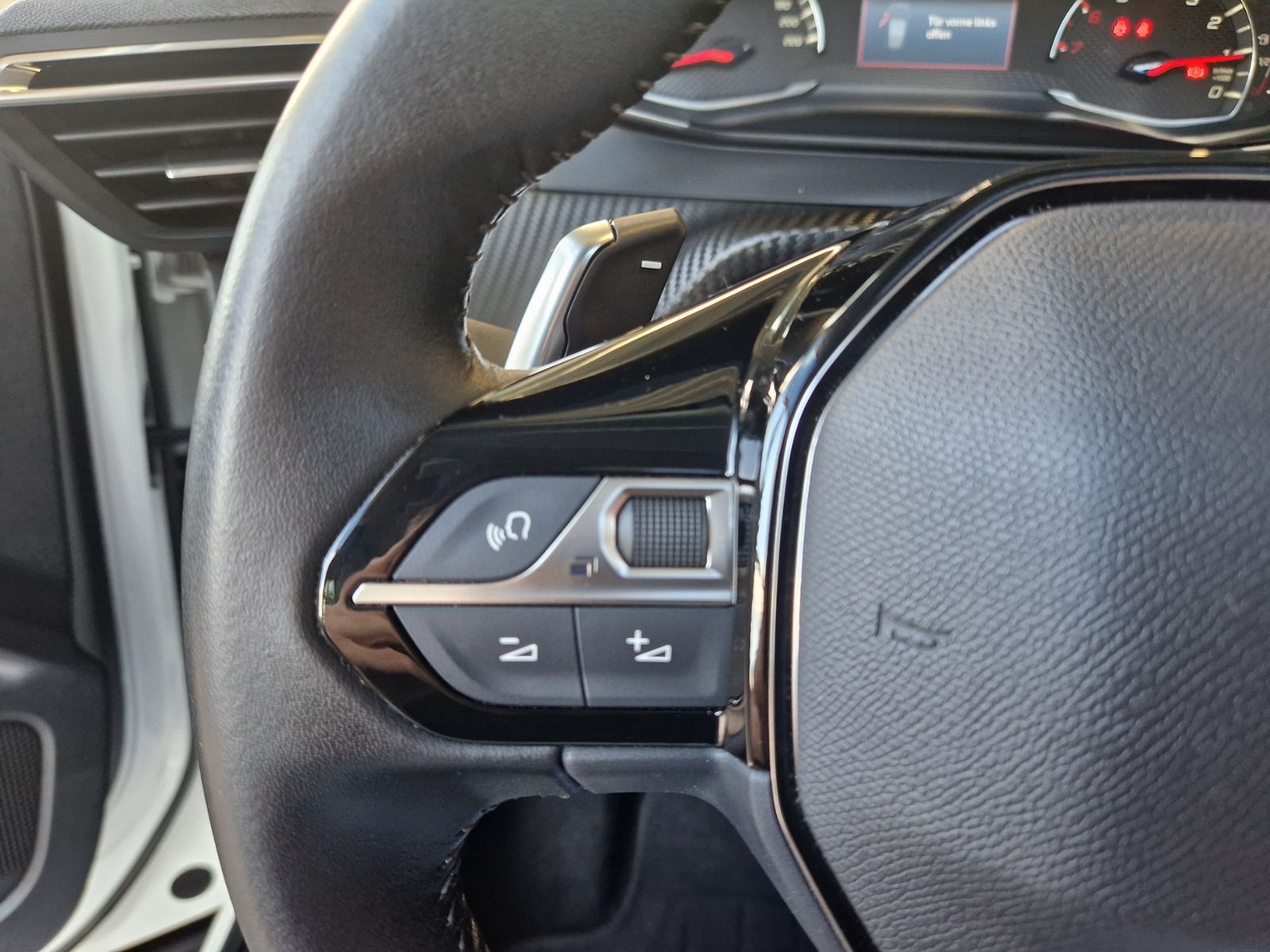 Fahrzeugabbildung Peugeot 2008 Allure PANO KLIMA LED NAVI ALU