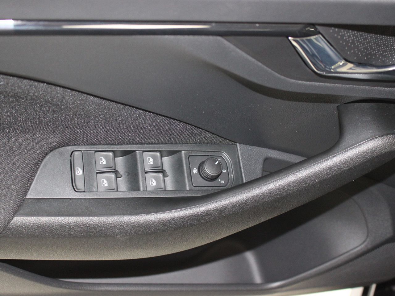 Fahrzeugabbildung SKODA Kamiq 1.0 TSI Selection DSG AHK/RFK/LED