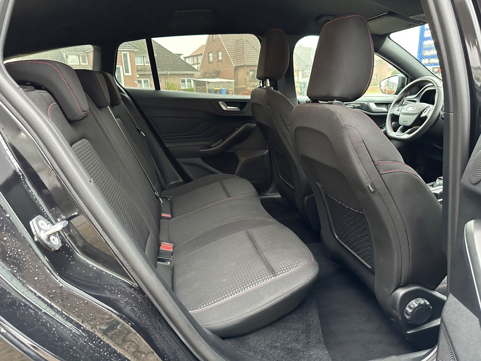 Fahrzeugabbildung Ford Focus Turnier 1.5 EB ST-Line AHK/Matrix/Sound