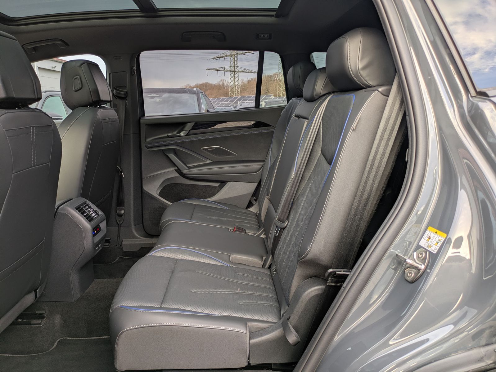 Fahrzeugabbildung Volkswagen Tayron 2.0 TDI 4M R-Line BLACK*7S*IQ*LEDER*PANO